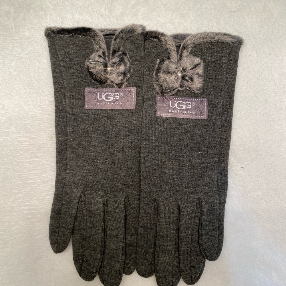 Ugg gloves with a fur trim